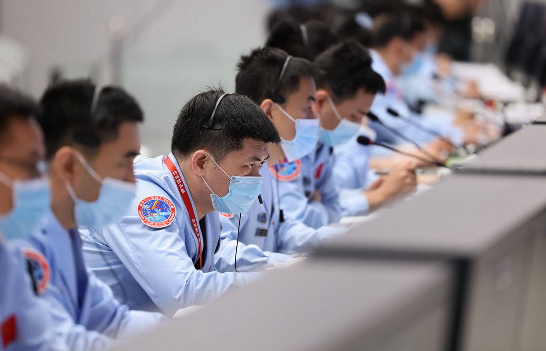 7月4日，在北京航天飞行控制中心，航天科研人员在紧张工作。