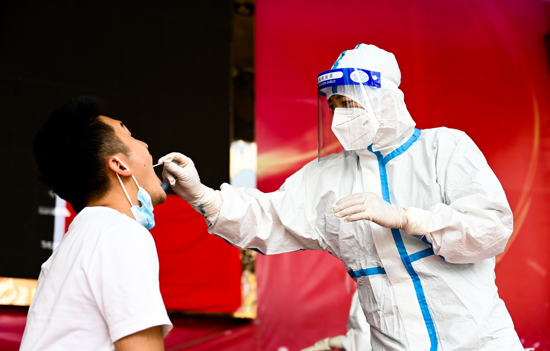 7月5日，防疫人员为市民进行核酸检测。