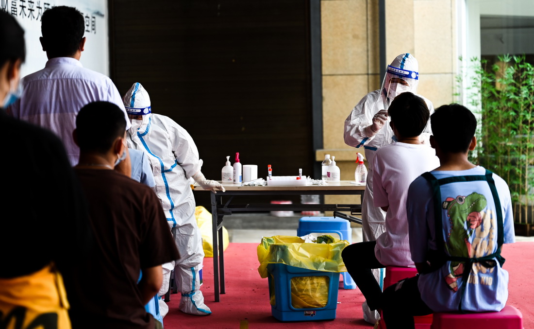 7月5日，防疫人员为市民进行核酸检测。