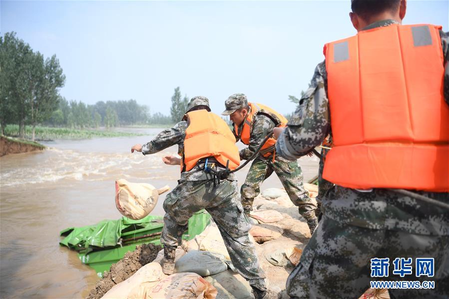 （关注河南强降雨）（1）河南浚县：卫河河堤决口 封堵正在进行