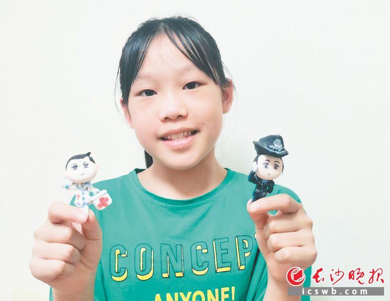 　　小学生王若菡在家制作了一组抗疫玩偶。　　长沙晚报全媒体记者 周游 摄