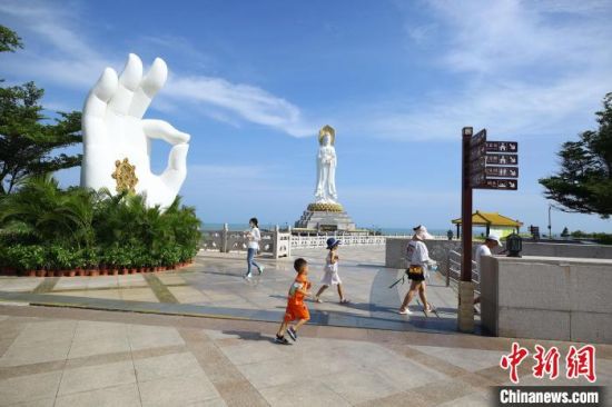  8月5日，家长带着孩子在三亚南山文化旅游区游览。　陈文武 摄