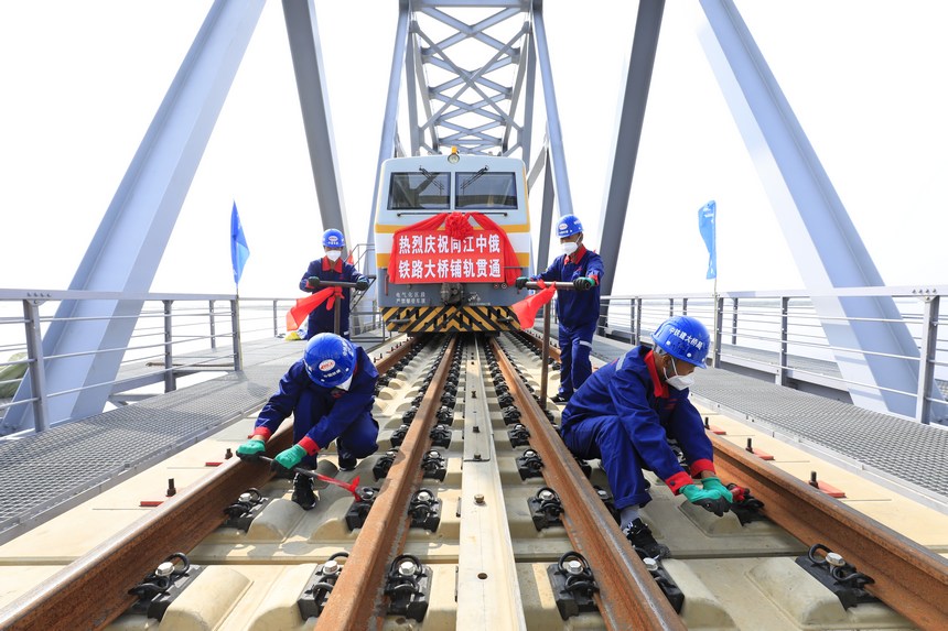 中俄两国首座跨江铁路大桥铺轨贯通【3】
