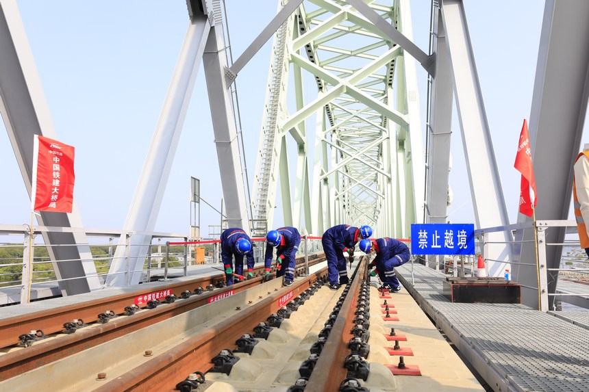 中俄两国首座跨江铁路大桥铺轨贯通【5】