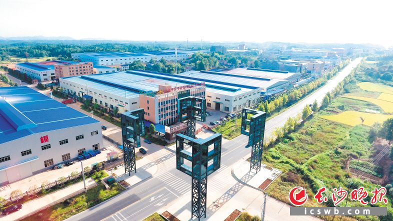 　　昔日“湘中煤都”蝶变“湘中门都”，煤炭坝镇成为湖南最大的门业生产基地。