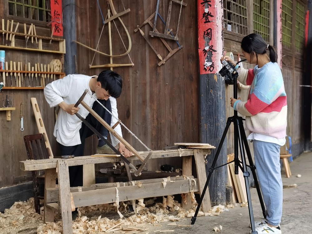安旭（左）和妻子王双玉在拍摄短视频（5月12日摄）新华社记者 刘智强 摄.jpg
