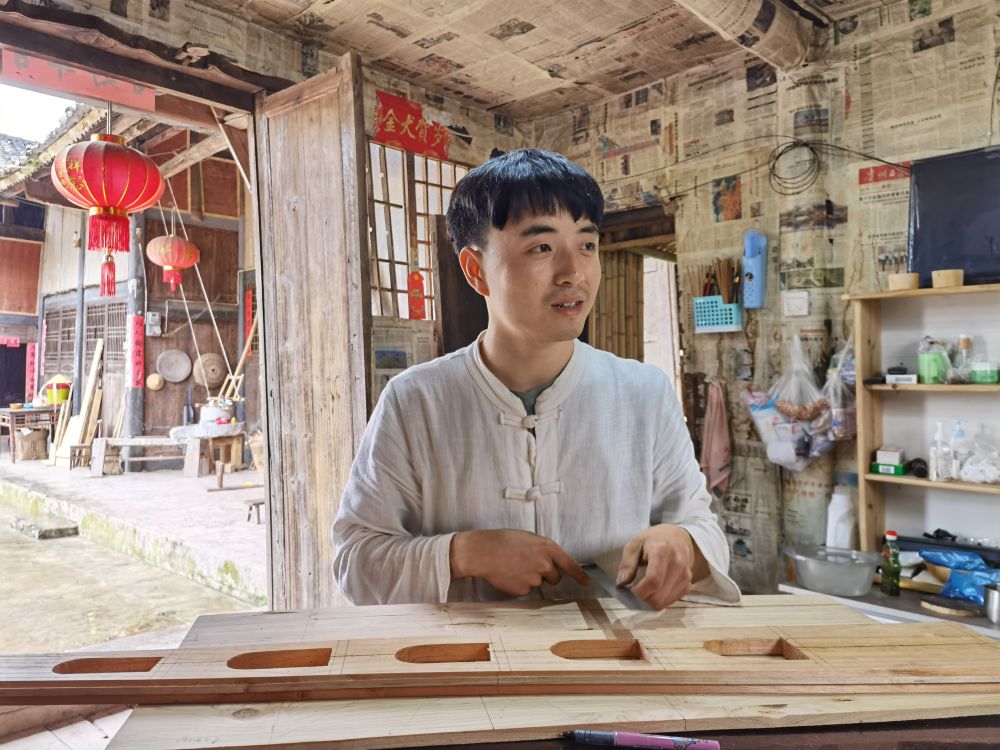 安旭在设计制作木质手工艺品（5月12日摄）新华社记者 刘智强 摄.jpg