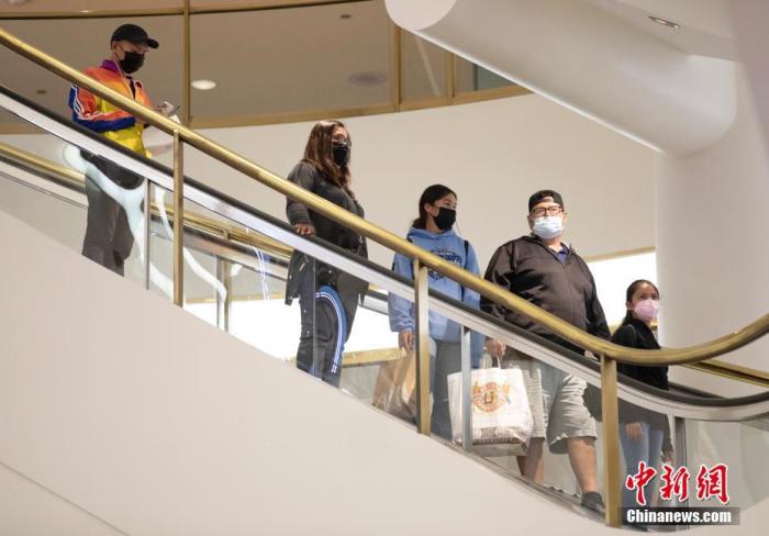 "当地时间8月3日，顾客在美国加州旧金山一家商场内购物。包括旧金山县在内的旧金山湾区七个县以及伯克利市官员2日宣布，从3日起恢复室内公共场所戴口罩的强制规定，以阻止高传染性的德尔塔病毒传播。