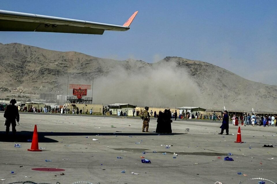 喀布尔机场附近两次爆炸至少73人死亡 极端组织“伊斯兰国”宣称负责