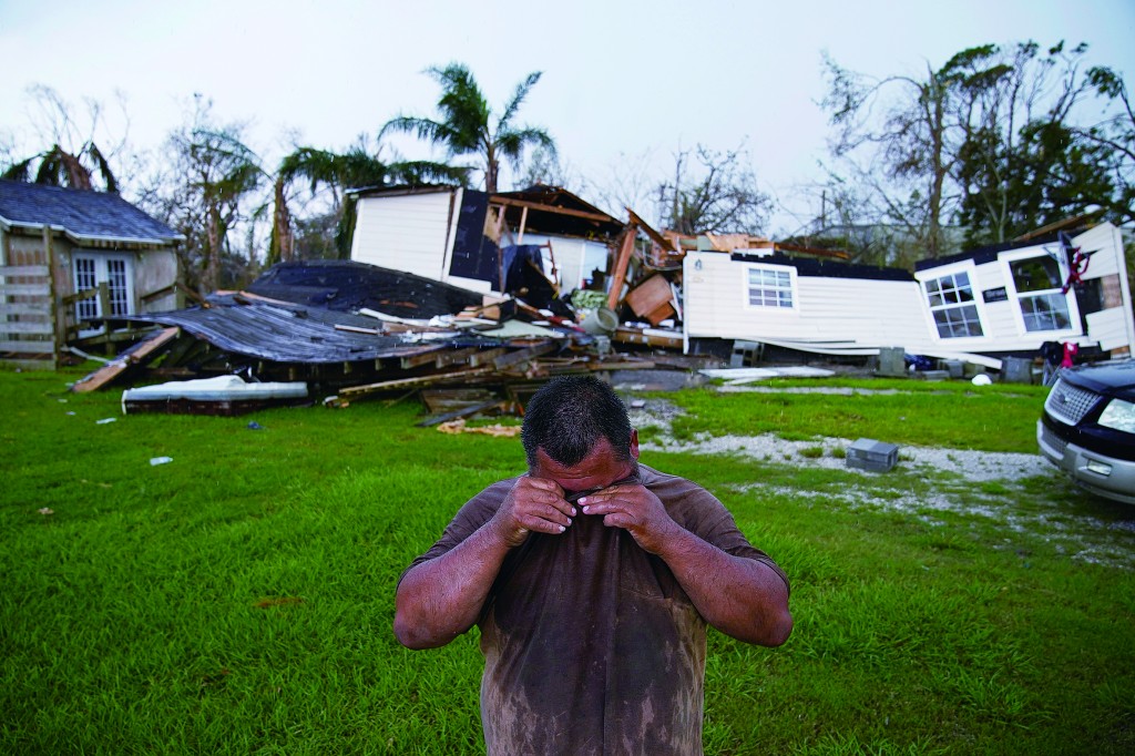 飓风“艾达”登陆美国路易斯安那州已一周，图为4日当地一民众站在自己被飓风摧毁的房屋前。