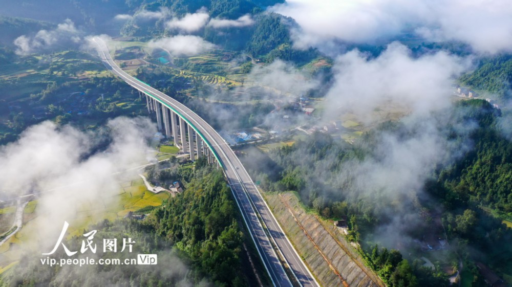 2021年9月9日，车辆在贵州省石（阡）玉（屏）高速公路上行驶。