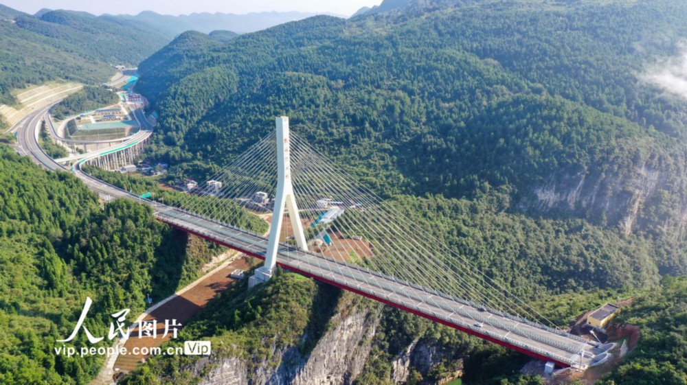 2021年9月9日，车辆行驶在贵州省石（阡）玉（屏）高速公路凯峡河大桥上。