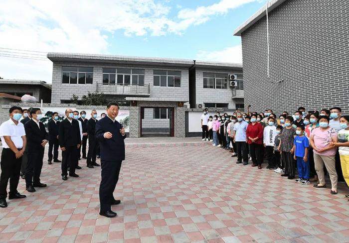 2021年8月23日至24日，习近平在河北省承德市考察。图为24日下午，习近平在双滦区偏桥子镇大贵口村，同村民亲切交流。新华社记者 谢环驰 摄