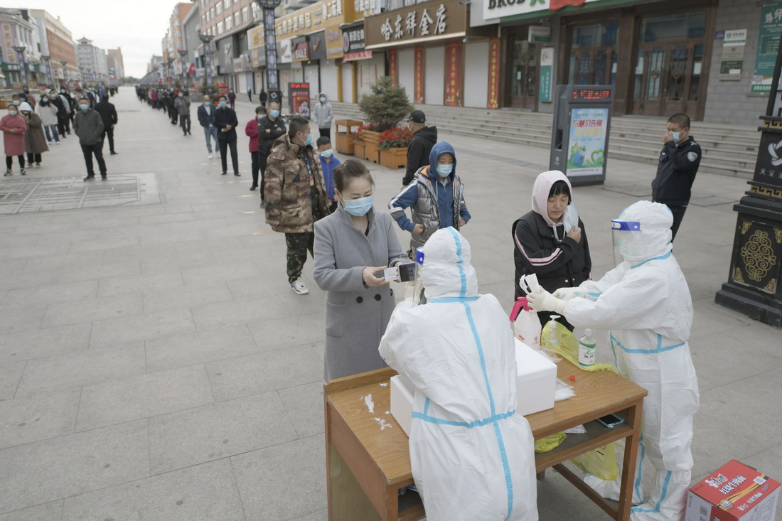 9月25日，市民在哈尔滨市巴彦县第68号核酸检测点排队进行检测。新华社记者 王建威 摄