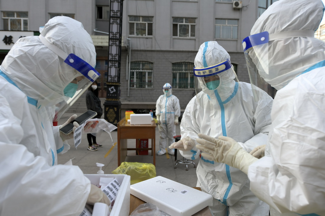 9月25日拍摄的哈尔滨市巴彦县第68号核酸检测点工作现场。新华社记者 王建威 摄