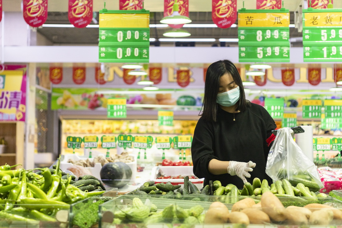 9月25日，哈尔滨市巴彦县一大型超市工作人员为线上下单的居民挑选果蔬。新华社记者 谢剑飞 摄