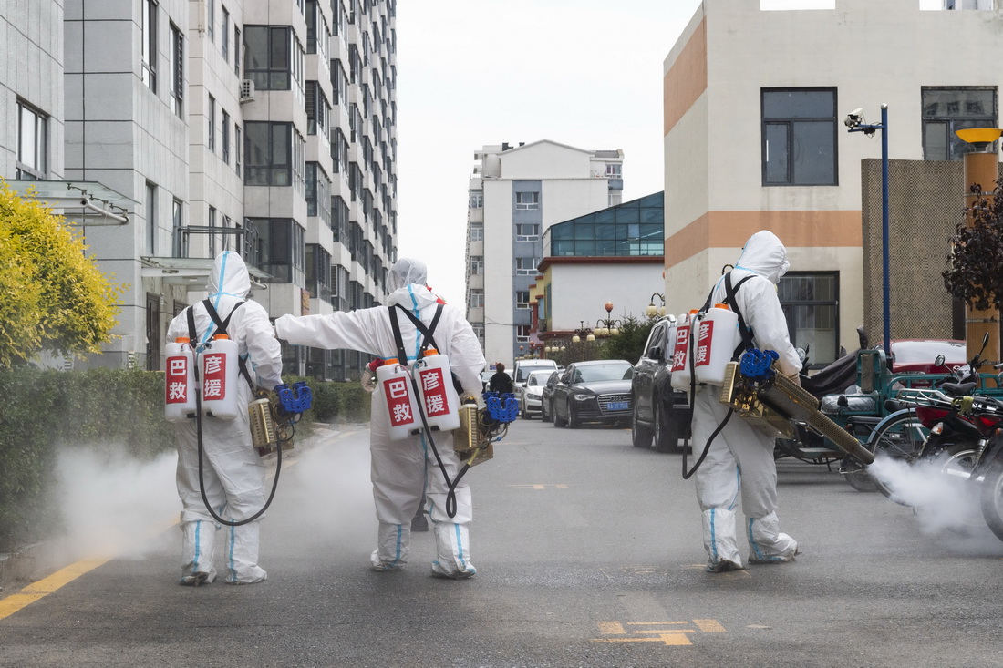 9月25日，哈尔滨市巴彦县志愿者协会志愿者在巴彦县一小区内进行消毒。新华社记者 谢剑飞 摄