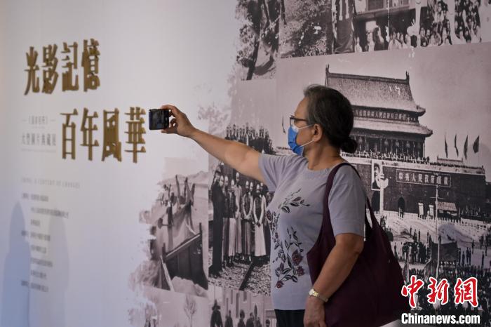 香港市民参观“光影记忆 百年风华——《国家相册》大型图片典藏展”。　陈永诺 摄