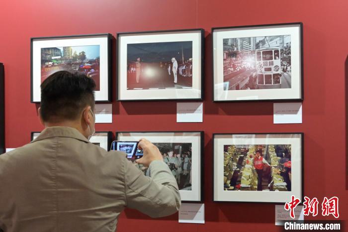 香港市民参观“光影记忆 百年风华——《国家相册》大型图片典藏展”。　陈永诺 摄