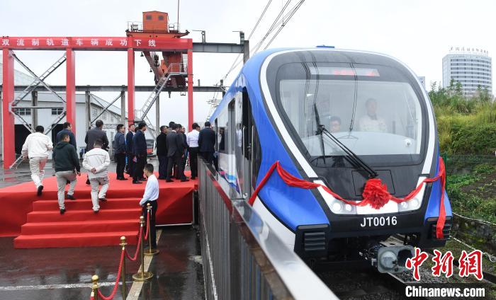 中国首创双流制轨道车辆下线助市郊铁路与城市轨道交通“零换乘”