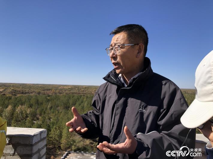 10月21日，张应龙在毛乌素治沙造林基地接受记者采访。孙晓媛/摄
