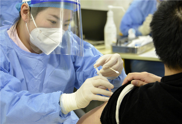 中国加大新冠疫苗接种力度 加速筑牢全人群免疫屏障