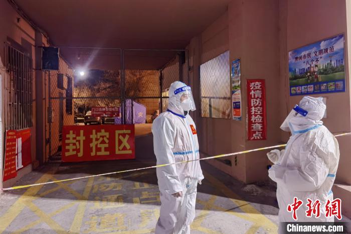 <a target='_blank' href='/' >中新网</a>记者在封控小区卡口采访志愿者王立岩 史轶夫 摄