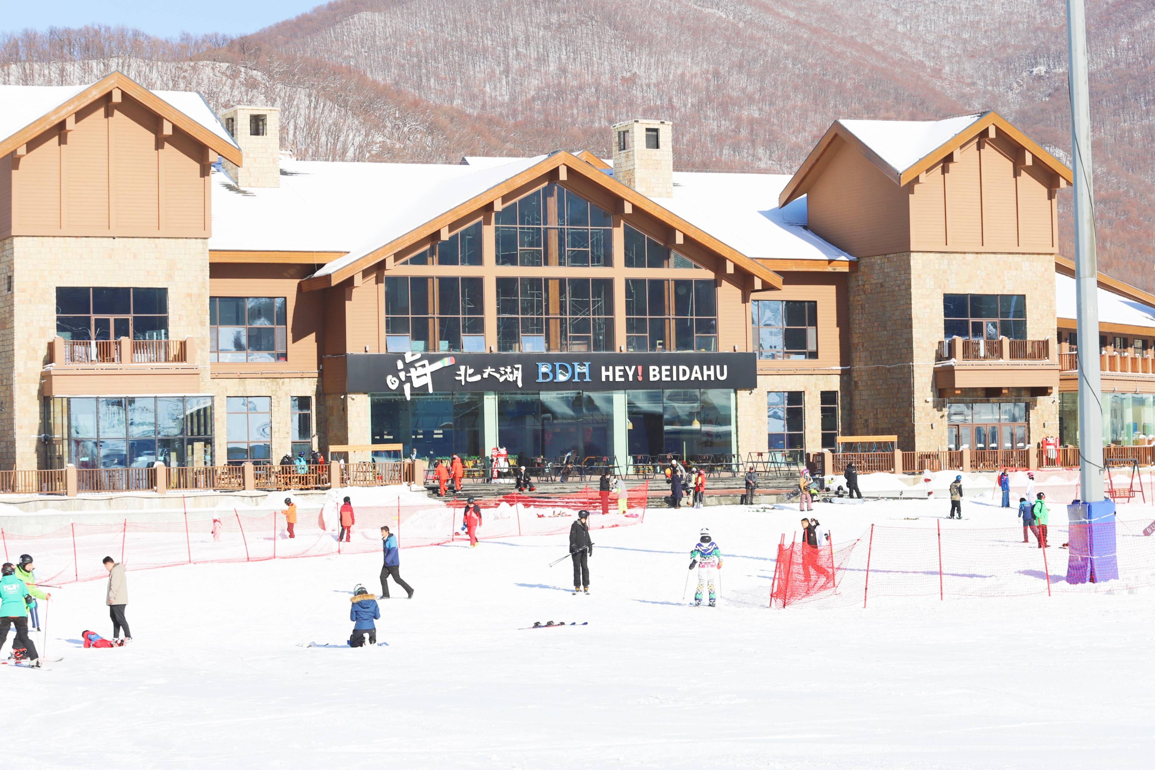 11月12日,吉林市冰雪经济高质量发展试验区辖区内的北大湖滑雪度假区