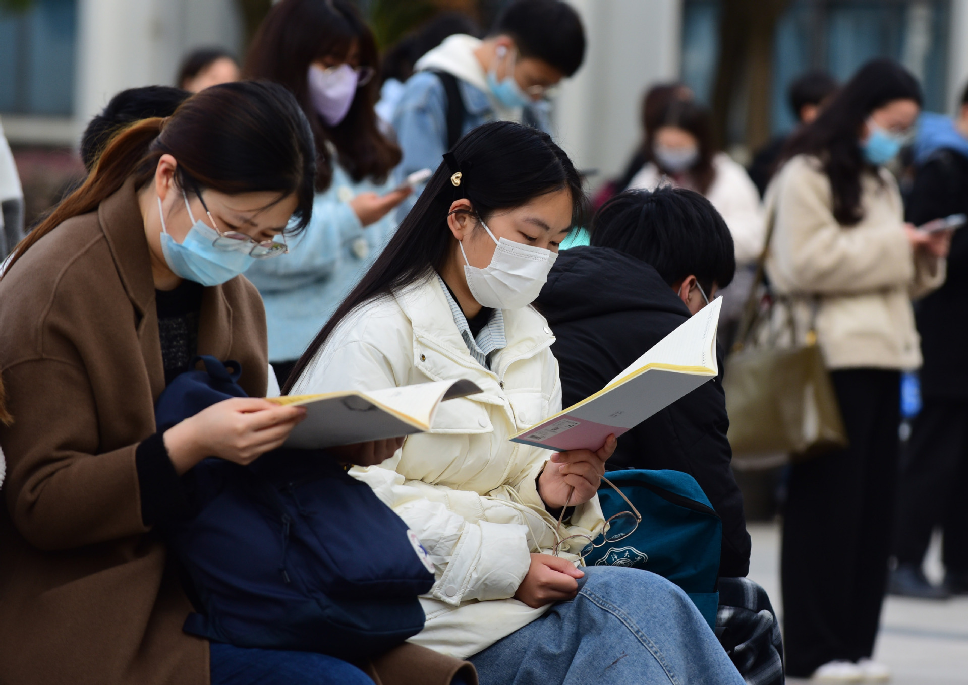 More than 1.4 million sit for civil service exam(图1)
