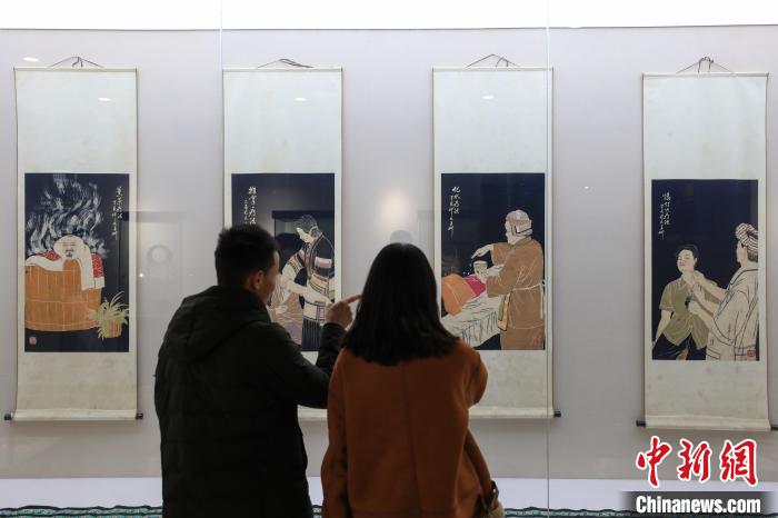 12月1日，博物馆展出的“苗医医技蜡染画”吸引学生参观。　瞿宏伦 摄