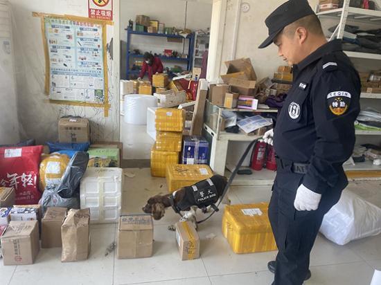 安徽灵璧渔沟派出所：民警携警犬检查寄递业