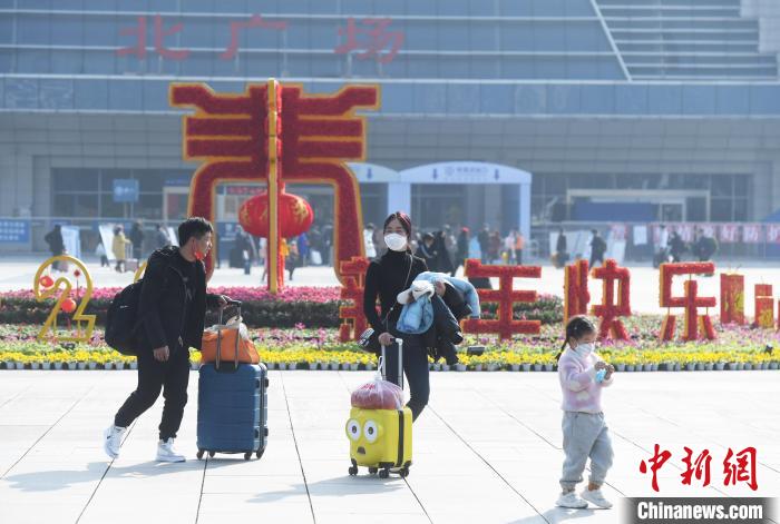 重庆火车北站北广场上旅客增多。　陈超 摄