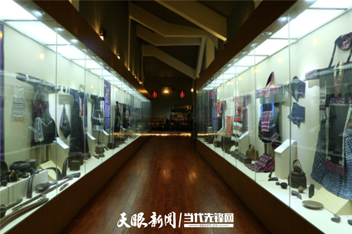 馆内展出的贵州苗、布依、侗、瑶、水等民族具有代表性的服饰和配饰.png