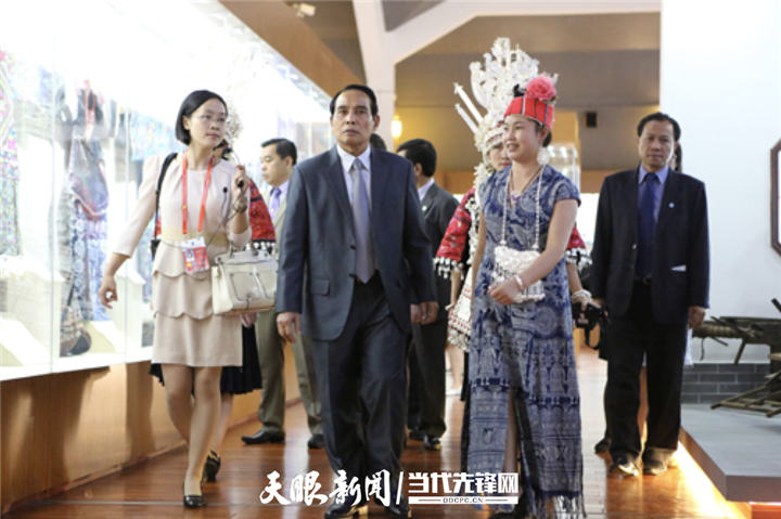 陈月巧馆长为来馆参观的老挝副总理进行讲解.png