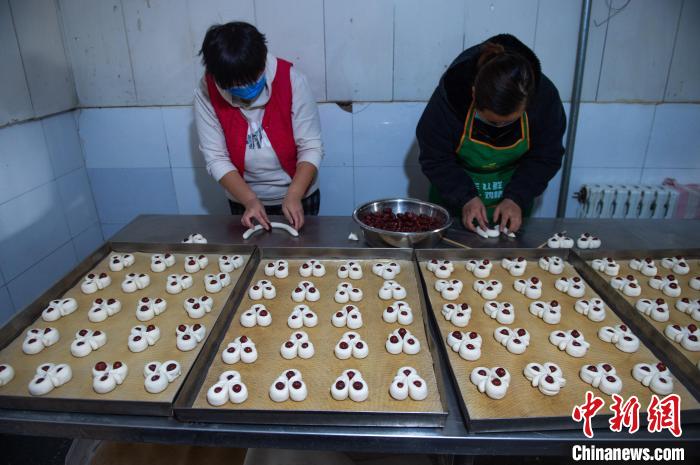 在张瑞华开办的面食加工厂，面点师正在手工制作花糕。　李金刚 摄