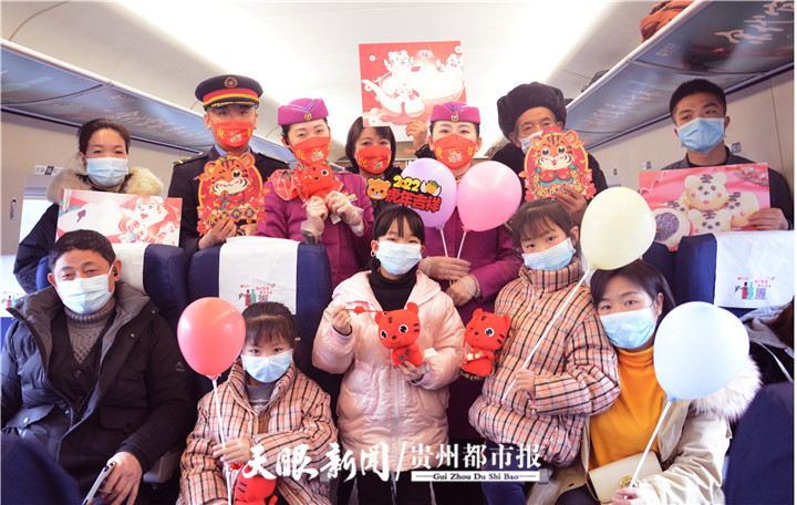 贵阳客运段动车二队，在贵阳北开往铜仁的G２９９２次列车上为旅客准备了送元宵、猜灯谜等趣味活动，与旅客一起共度佳节。.jpg