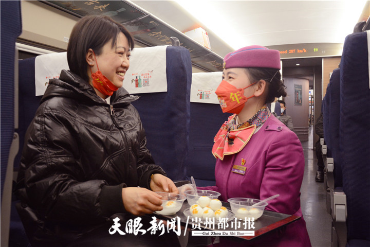 旅客接过乘务员送上的元宵笑容满满。.jpg