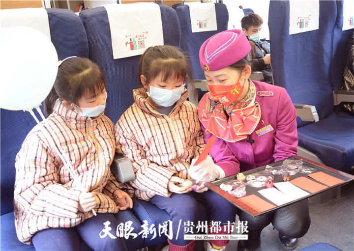 双胞胎姐妹和乘务员一起猜灯谜、领奖品。.jpg
