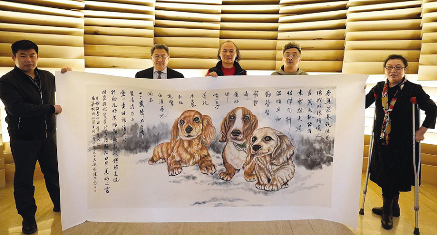 　　讲述大连导盲犬故事的诗书画作品和《冰雪虎跃图》将入驻国家残疾人冰上运动中心备赛冬残奥会中国冰壶训练基地和中国残疾人艺术场馆。