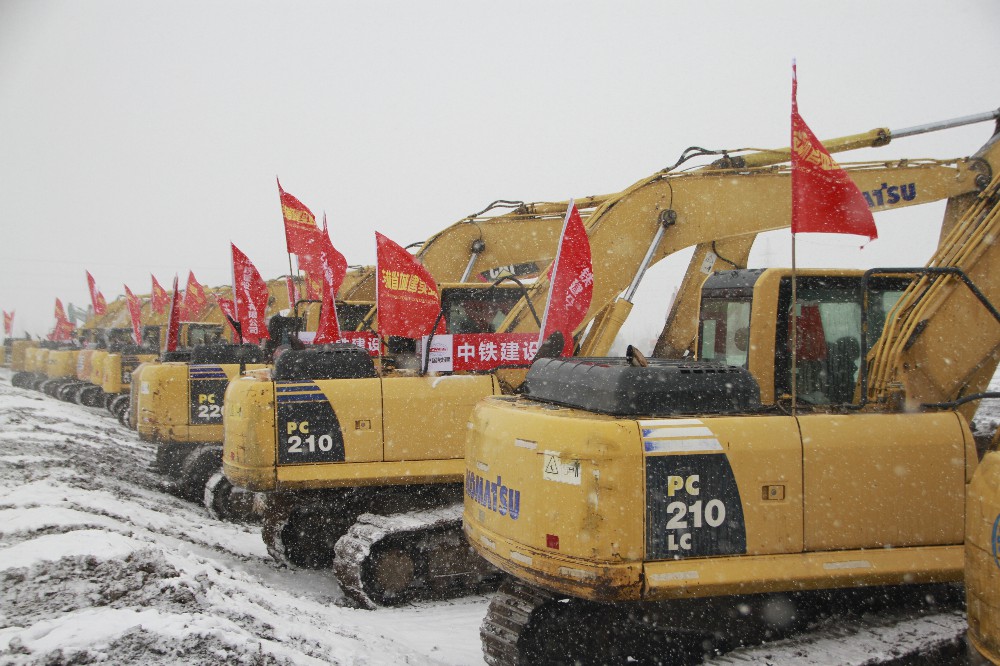 施工人员冒雪作业。.JPG
