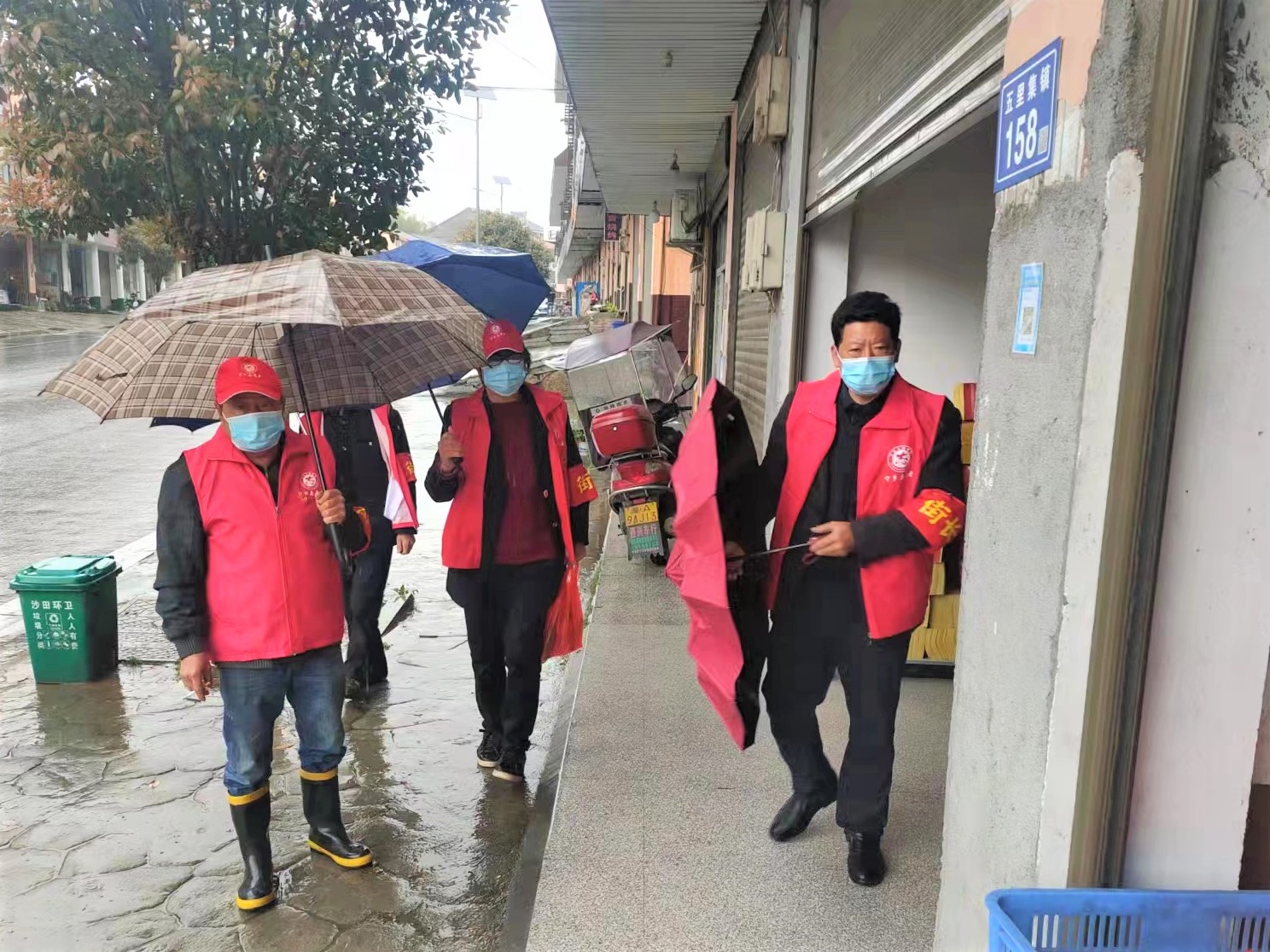 现年70岁的老党员周满章（右一）积极参与防疫工作，走上街头志愿当起了“街长”。长沙晚报全媒体记者 张禹 通讯员 陈鹏 摄影报道