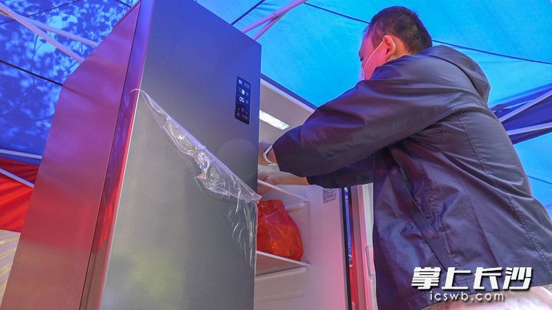 浏阳河街道买来双开门大冰箱建冷链配送点，居民们点赞“封控区细节处处有爱”。