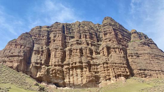 康家石门子旅游景区有着中国及全世界少见的生殖崇拜岩画和奇妙壮阔的赤壁丹霞，是科学研究新疆省远古时代的宝贵材料和新疆省侏罗纪时代地质地形地貌的标示地。缪文琴摄