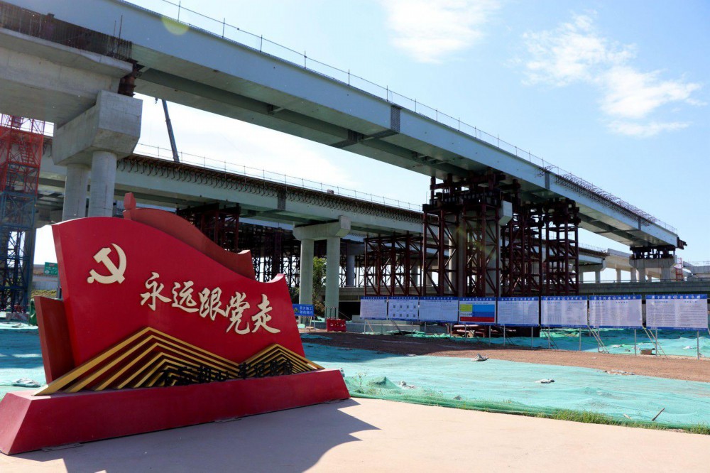 京雄高速公路(北京段)跨南六环绕城高速钢混梁完成顶推