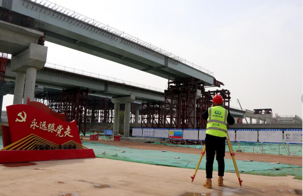 京雄高速公路(北京段)跨南六环绕城高速钢混梁完成顶推