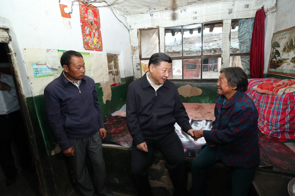 2017年6月21日，習近平總書記來到山西省忻州市岢嵐縣趙家洼村看望貧困村民王三女。