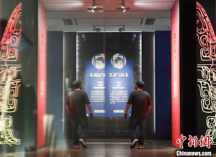 图为：市民在中国江南水乡文化博物馆参观“繁简之间·宝鸡出土青铜器纹饰艺术展”。　王刚 摄