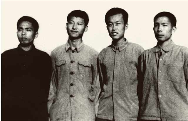 这是1973年上山下乡时期，习近平（左二）在陕西延川县。