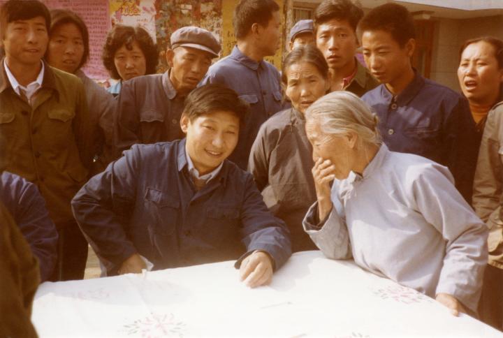 这是1983年，时任河北正定县委书记的习近平（前排居中），临时在大街上摆桌子听取老百姓意见。