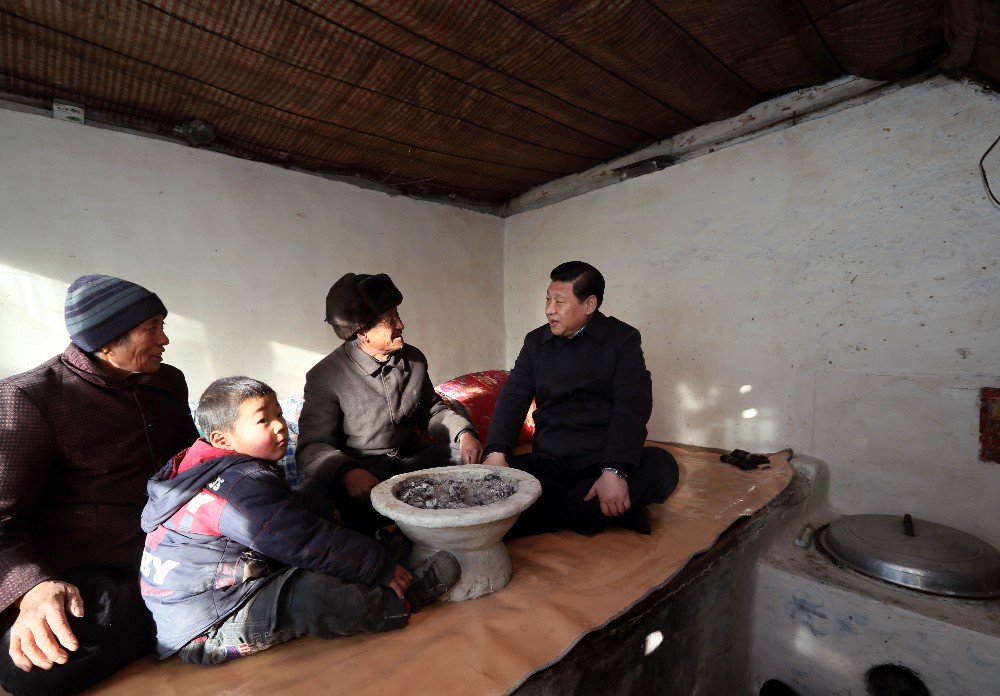 2012年12月30日，习近平在河北省阜平县龙泉关镇骆驼湾村看望慰问困难群众。